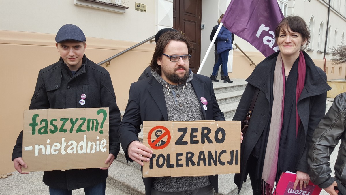 Wczoraj w centrum Lublina doszło do ataku na działaczy lubelskiego okręgu partii Razem. Doszło do szarpaniny, a jeden z aktywistów został pobity. Jeden ze sprawców, którego udało się złapać, trzeźwieje w areszcie.