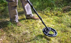 W Walii możesz wykopać fortunę. W Polsce za chodzenie z wykrywaczem metali grozi więzienie