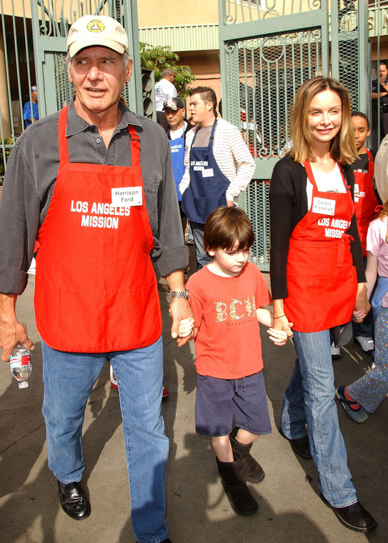 Harrison Ford i Calista Flockhart wraz z synem Liamem podczas akcji charytatywnej (2007)