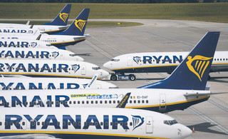 Ograniczenia w ruchu lotniczym i preferowanie LOT-u? Ryanair składa skargę
