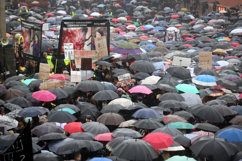 Czarny protest w Polsce. Tysiące ludzi na ulicach miast