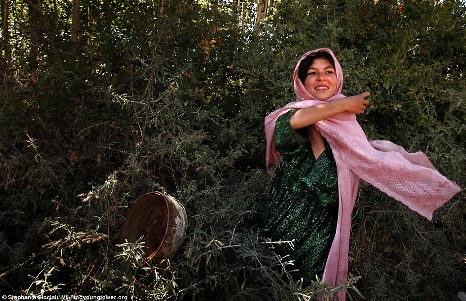 Gulam (11) izgovara molitvu zajedno s članovima budućeg muža Faiza (40) u okviru ceremonije veridbe