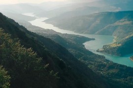 Ovo je NAJPOSEBNIJE JEZERO u Srbiji i ljudi zaneme pred njegovom LEPOTOM: Neobičnog je oblika, ušuškano u nestvarnoj prirodi i sa savršenim vidikovcima s kojih se pruža pogled od milion dolara