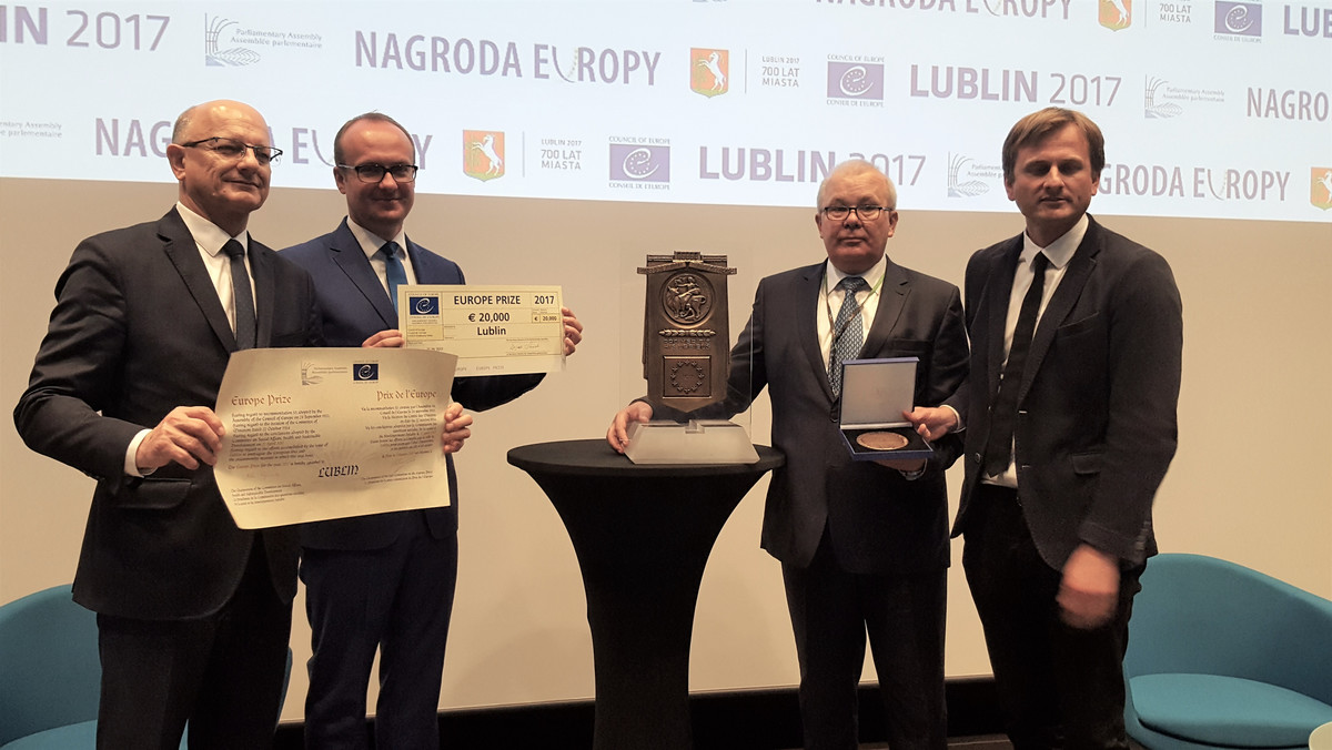 To najważniejsza nagroda, jaką miasto może otrzymać od Rady Europy. Statuetka przyznawana jest od 1955 roku m.in. za znakomicie rozwiniętą współpracę międzynarodową. Nagrodę odebrali prezydent Lublina oraz przewodniczący Rady Miasta.