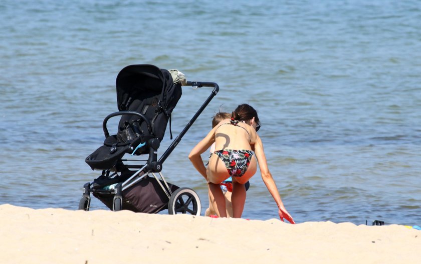 Marta Kaczyńska na plaży w Sopocie