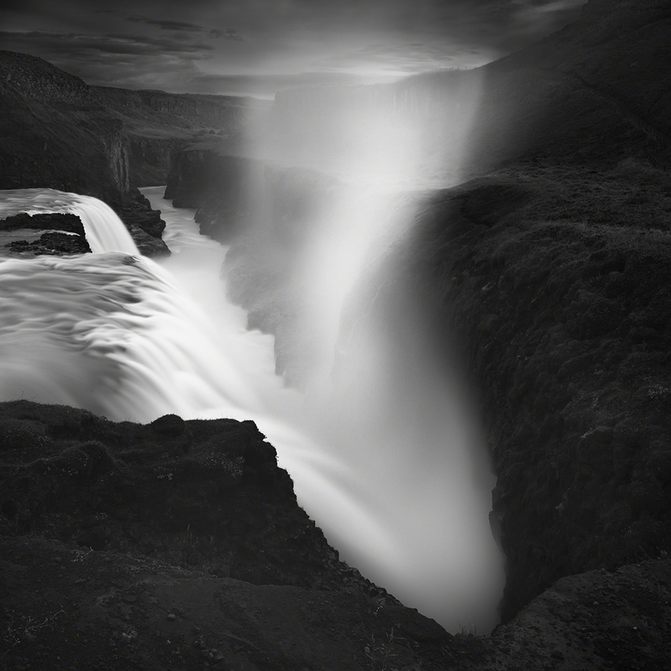 II miejsce w kategorii Monochromatyczne: Emmanuel Coupe, Francja - wodospad Gullfoss, Islandia