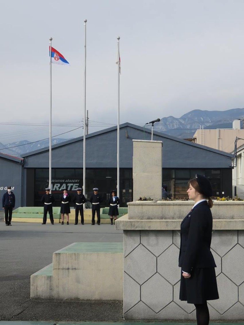 Naša učenica u Japanu u stavu mirno