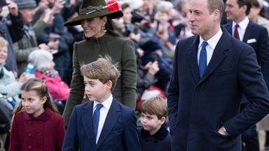 Rodzina królewska obchodzi pierwsze święta bez Elżbiety II. Uwagę zwraca książę Louis 