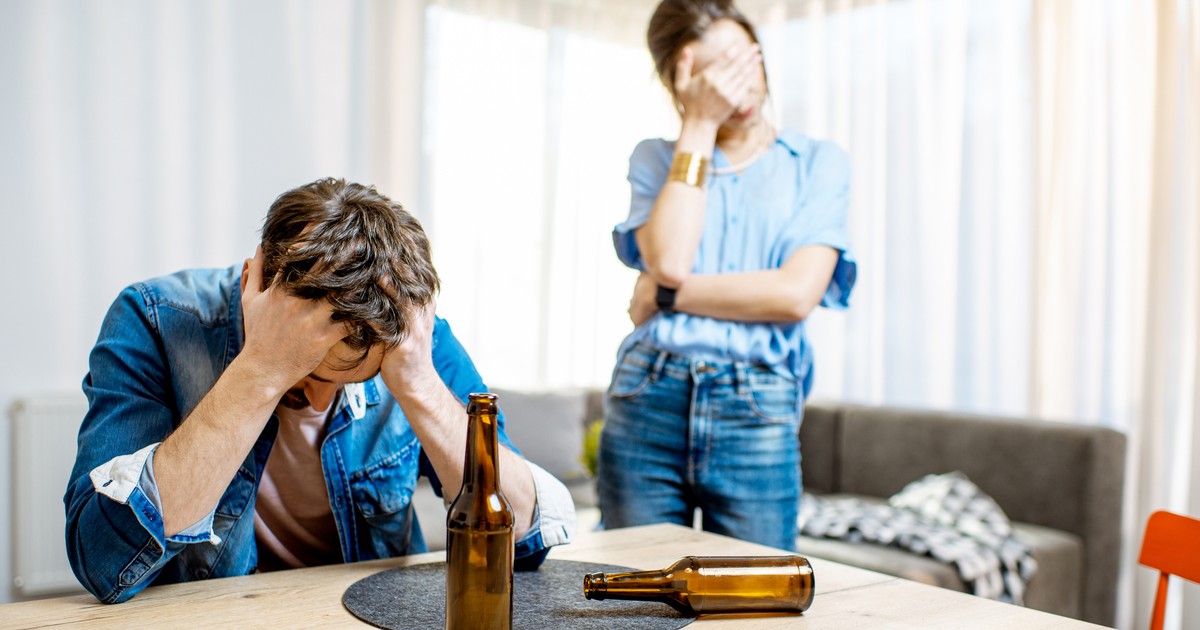 Postawiła warunek: jeśli będzie pijany, musi spać w salonie. Spędzał tam większość nocy