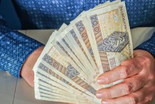 13. emerytura na kontach wcześniej niż w terminie wypłaty świadczenia podstawowego. Pieniądze jeszcze przed Wielkanocą