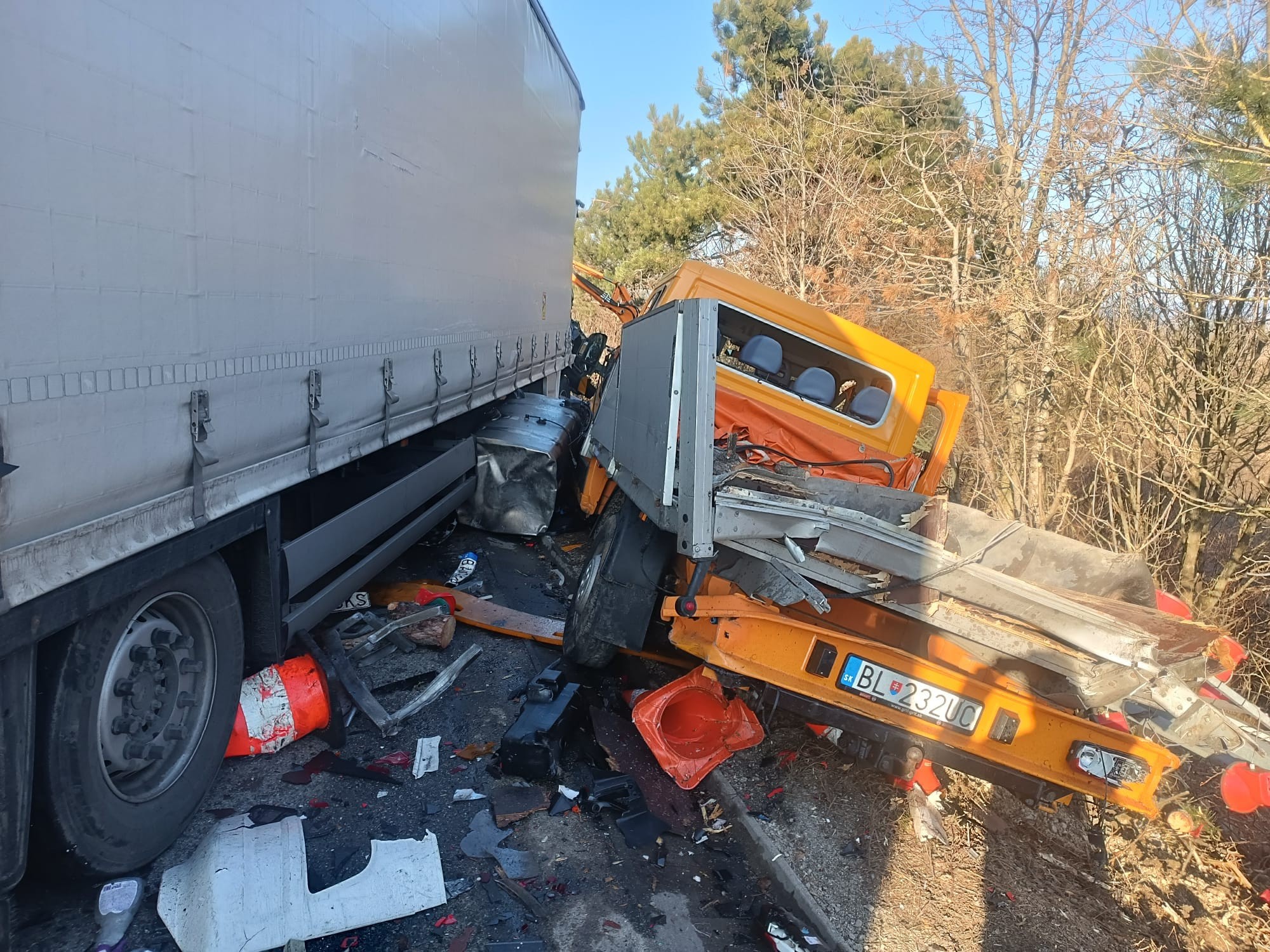 Vážna nehoda na D1: Do cestárskeho auta narazil kamión!