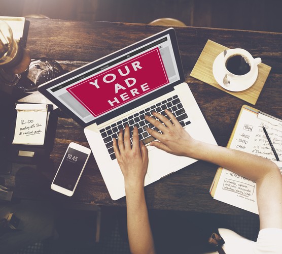 <strong> Kryptoreklama i gratisy </strong>
<br><br> Prezentowanie produktu jako „gratis”, „darmowy”, „bezpłatny” lub w podobny sposób, jeżeli konsument musi uiścić jakąkolwiek należność, z wyjątkiem bezpośrednich kosztów związanych z odbiorem lub dostarczeniem produktu jest działaniem nieuczciwej konkurencji. Podobnie klasyfikowana jest kryptoreklama. Polega ona na polega na wykorzystywaniu treści publicystycznych w środkach masowego przekazu w celu promocji produktu w sytuacji gdy przedsiębiorca zapłacił za tę promocję, a nie wynika to wyraźnie z treści lub z obrazów lub dźwięków łatwo rozpoznawalnych przez konsumenta.
<br><br>