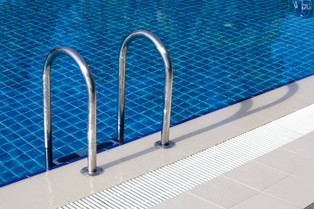 Ile kosztuje dom z basenem?