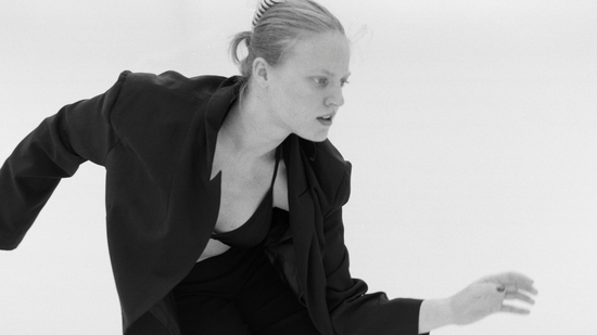 „Folyamatosan keresem azt az énem, aki nyersen, mindenféle megfelelés nélkül létezhet” – Interjú Jurák Bettina táncművésszel 