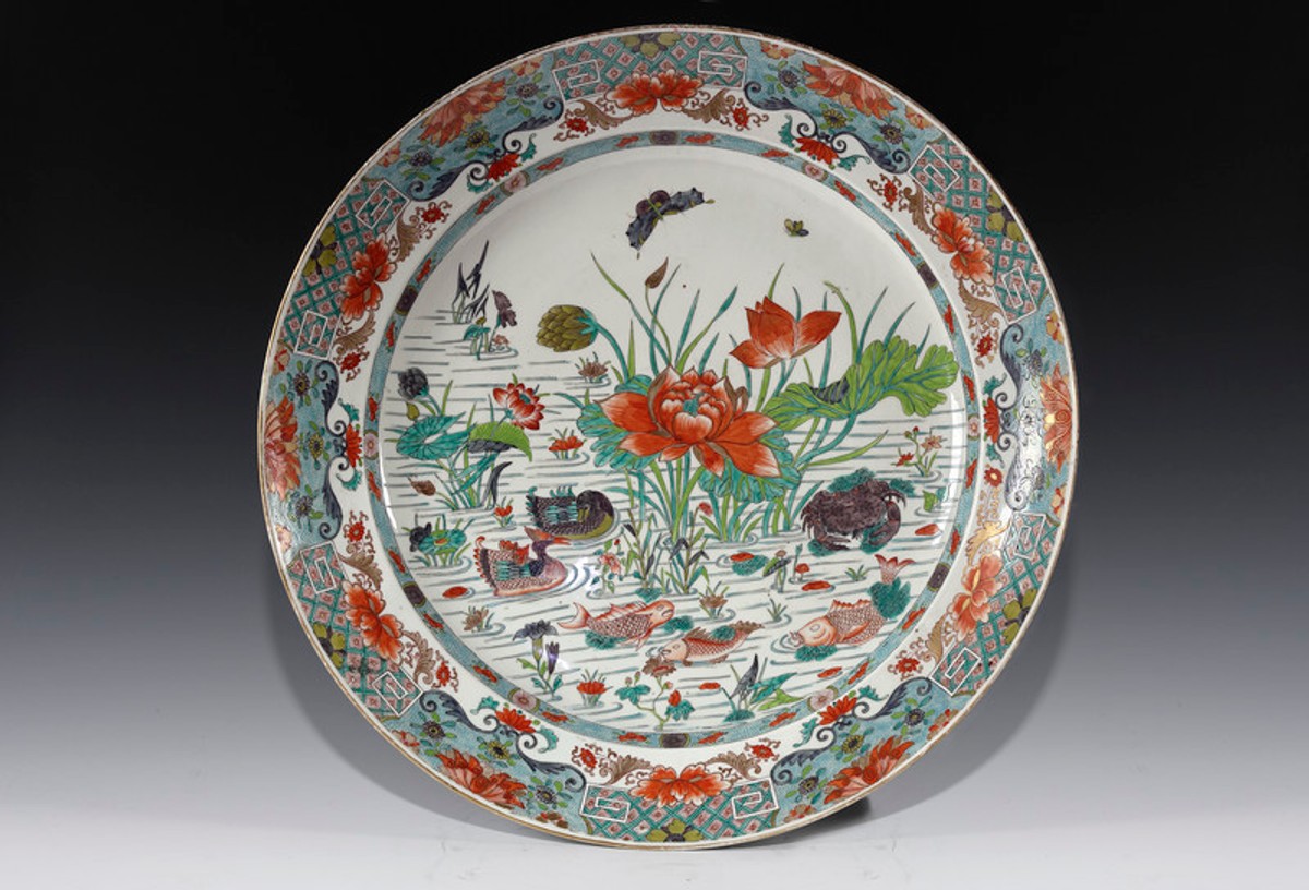 Porcelana malowana podszkliwnie kobaltem i naszkliwnie emaliami wym. 10,6 x śr. 65,5