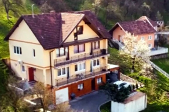 (FOTO) OVO JE PORODIČNA VILA NA TRI SPRATA DŽEJLE RAMOVIĆ Pevačica priznala simpatije prema kolegi: Komšije otkrile sve njene tajne
