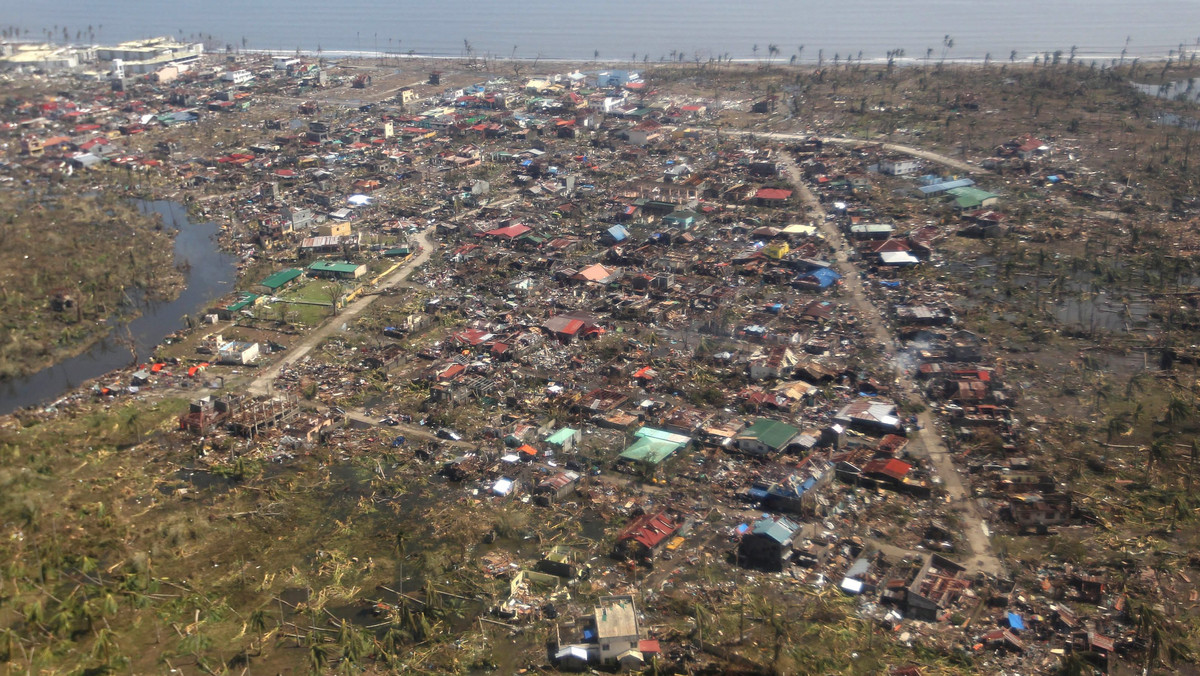 Komisja Europejska zapowiedziała koordynację działań pomocowych ze strony krajów członkowskich dla dotkniętych tajfunem obszarów Filipin. W niedzielę KE odblokowała 3 mln euro na natychmiastowe potrzeby humanitarne dla tego azjatyckiego kraju.