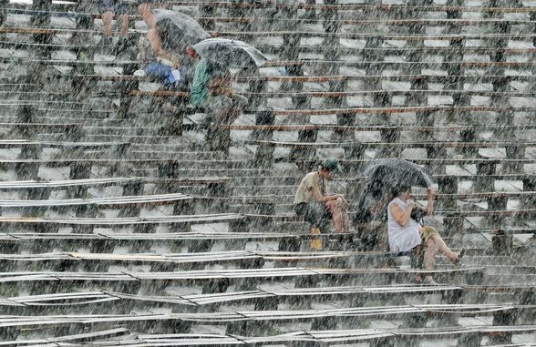 • Zdjęcie pojedyncze - III miejsce w kategorii SPORT

Autor: Tomasz Gawałkiewicz, Zielonogórska Agencja Fotograficzno-Filmowa
Leszno. Ekstraliga żużla. Mecz Unia Leszno – ZKŻ Kronopol Zielona Góra. Kibice czekają na rozpoczęcie zawodów, które przesunięto z powodu ulewnego deszczu.
8 czerwca 2008