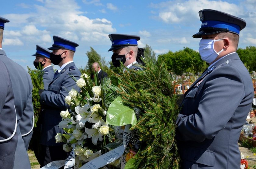 Ostatnie pożegnanie Konrada Brendy. Policjanci oddali hołd zmarłemu koledze