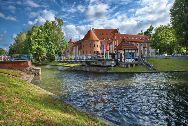 2. Giżycko. Położony w samym sercu krainy Wielkich Jezior, w Giżycku, nad jeziorem Niegocin i kanałem Łuczańskim, słynącym z mostu obrotowego. Wzniesiony przez Zakon Krzyżacki w XIV wieku zamek niegdyś był siedzibą prokuratora zakonnego. W połowie XVI wieku przebudowano go, nadając mu charakter renesansowej siedziby. Niszczejąca na oczach mieszkańców miasta  budowla jeszcze niedawno groziła zawaleniem i unicestwieniem śladów krzyżackiej historii. Dziś mieści się tam ekskluzywny hotel St. Bruno, z pięknymi apartamentami, centrum konferencyjnym oraz centrum Medi SPA. To niezaprzeczalna perełka architektury na mapie miasta, która przyciąga rzesze trystów z Polski i z zagranicy. Zamek w Giżycku pięknie wygląda o każdej porze roku, a jesień i koniec sezonu żeglarskiego to idealny moment, by spędzić tam niezapomniane chwile w kameralnej atmosferze.
