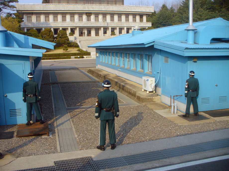 Granica Korei Północnej i Południowej we wsi Panmundżom. Jedyne miejsce spotkań delegacji obu krajów.