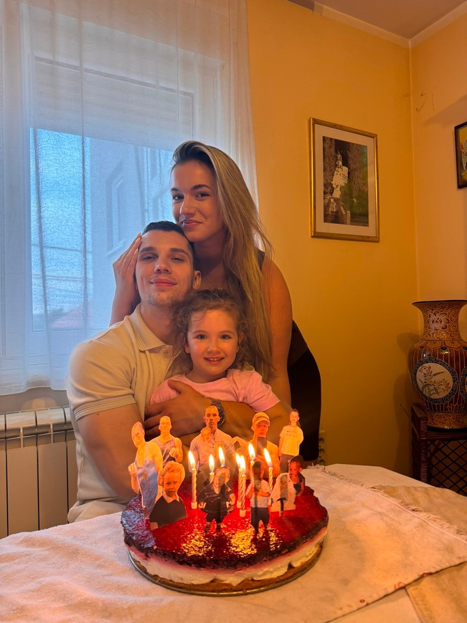 Ivana i Damjan sa ćerkicom