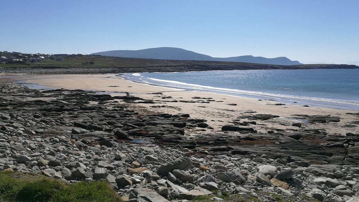 Ogromne fale wyrzuciły setki tysięcy ton piasku na brzegi irlandzkiej wioski Dooagh na wyspie Achill, tworząc (a właściwie przywracając) wielką plażę o długości około 300 metrów.