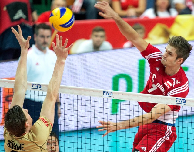 Mistrzostwa świata w siatkówce: mecz Polska - Niemcy, atakuje Karol Kłos