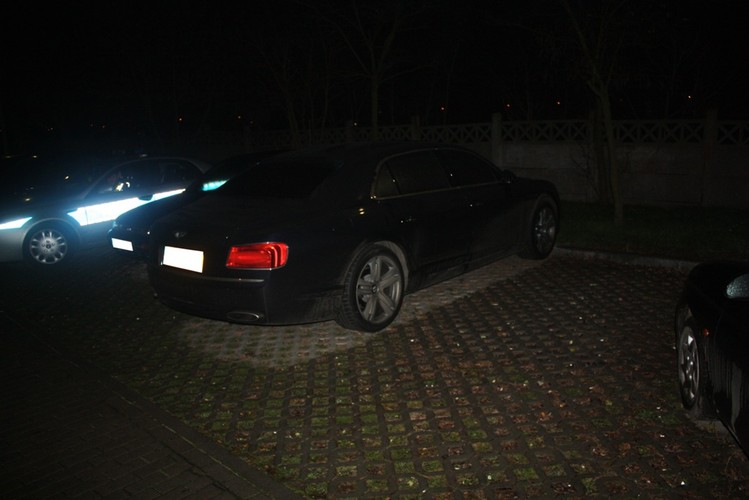 Polacy ukradli nowe modele Bentleya z salonu w Berlinie