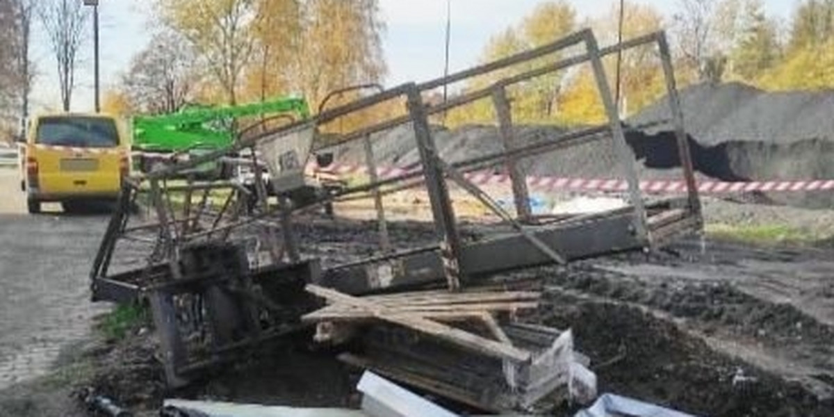 Tragedia podczas prac dekarskich w Bodaczowie! Kosz dźwigu spadł z wysokości 15 metrów. Nie żyje 59-letni Ukrainiec.