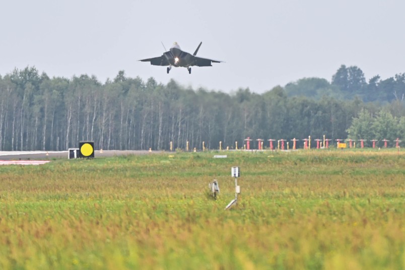 Samolot F-22 Raptor prezentowany w siedzibie 32. Bazy Lotnictwa Taktycznego w Łasku