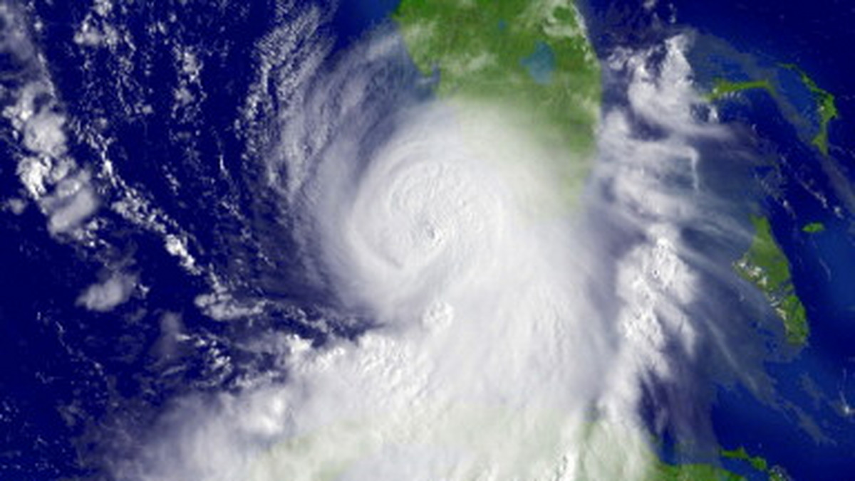 Amerykańskie ośrodki meteorologiczne ogłosiły, że w tym roku przewidują od trzech do sześciu dużych huraganów nad Oceanem Atlantyckim. Od pięciu lat na wschodnie wybrzeże nie uderzył żaden duży huragan - informuje huffingtonpost.com.