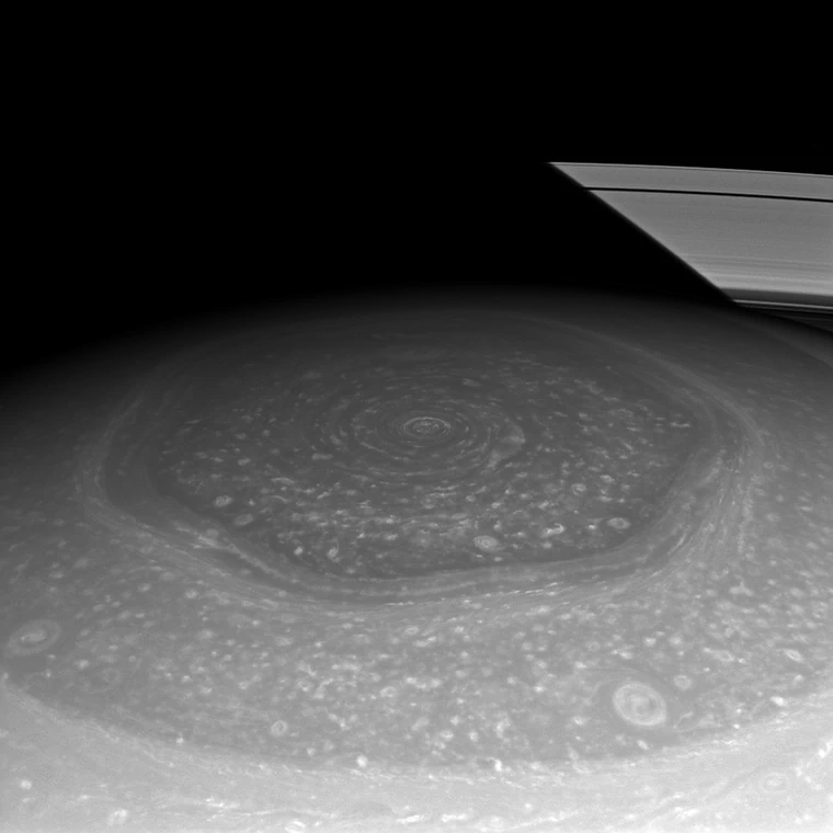 Charakterystyczny heksagonalny układ chmur na biegunie północnym Saturna - zdjęcie wykonane przez sondę Cassini
