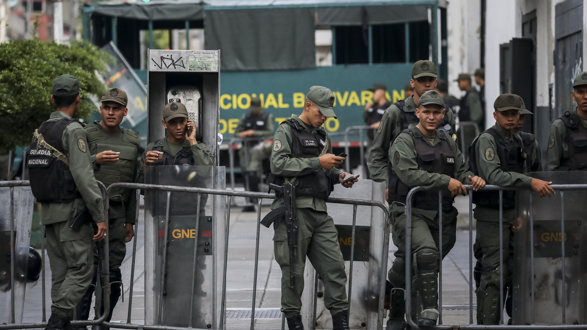 Prokurator generalna Wenezueli Luisa Ortega Diaz, która kwestionuje legalność przeprowadzonych w ubiegłą niedzielę wyborów do Konstytuanty, zaalarmowała rano Wenezuelczyków, że siedziba jej urzędu została otoczona przez kilkudziesięciu żandarmów.