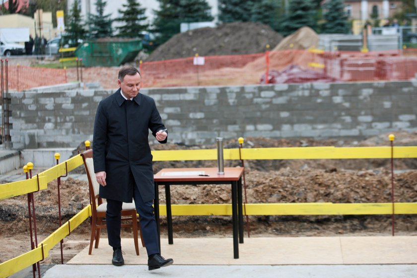 Prezydent Andrzej Duda podpisuje akt erekcyjny