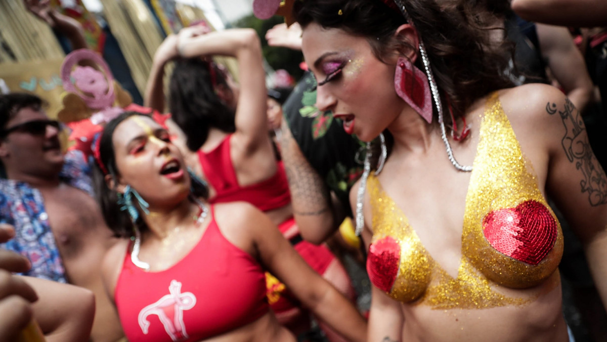 W lutym, gdy w brazylijskim Rio de Janeiro będzie odbywał się słynny karnawał, władze Brazylii w ramach kampanii społecznej rozdadzą ponad 100 milionów prezerwatyw - poinformował wczoraj w komunikacie minister zdrowia tego kraju Ricardo Barros.