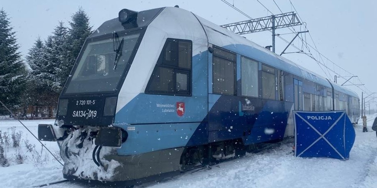 Szynobus potrącił pracowników odśnieżających tory.