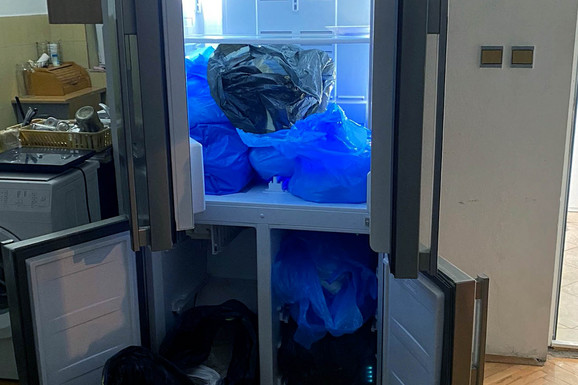 EVO ŠTA JE POLICIJA PRONAŠLA U STANU KRIMINALNE GRUPE FUDBALERA Džakovi sa narkoticima držani u frižideru, "pali" sa oko 170 kilograma