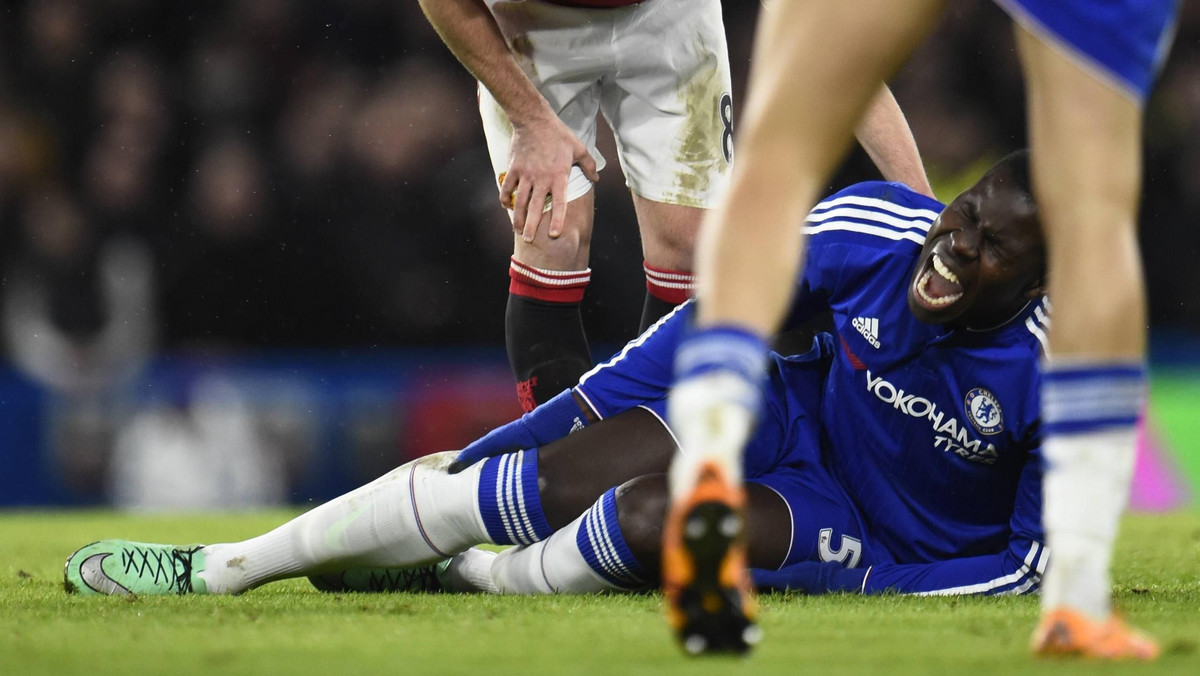 W meczu Premier League między Manchesterem United a Chelsea (1:1) obrońca londyńczyków Kurt Zouma pechowo upadł i odniósł tym samym poważną kontuzję. Trener The Blues Guus Hiddink, cytowany przez BBC Sport, powiedział po meczu, że uraz jego podopiecznego wygląda fatalnie.