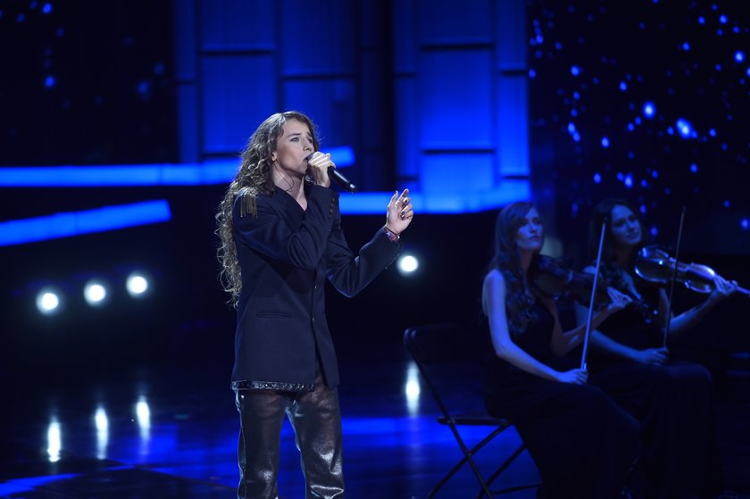 Michał Szpak na scenie w Opolu