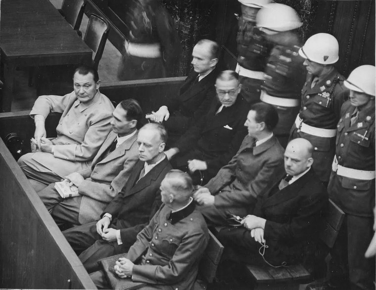 Ława oskarżonych w Norymberdze. Siedzą od lewej w pierwszym rzędzie: Göring, Hess, Ribbentrop, Keitel. W drugim rzędzie: Dönitz, Raeder, Schirach, Sauckel