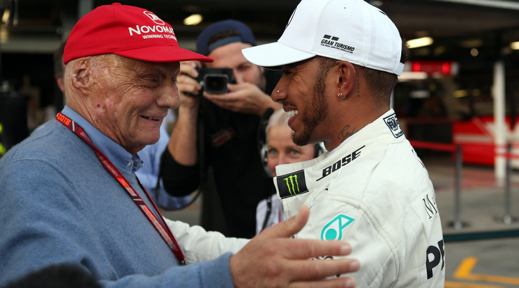 Niki Lauda (balra), a Mercedes 
igazgatója jóban van
a csapat versenyzőjével, Lewis Hamiltonnal /Fotó: Profmedia-Red Dot