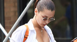 Emily Ratajkowski i Bella Hadid chwalą się brzuchami