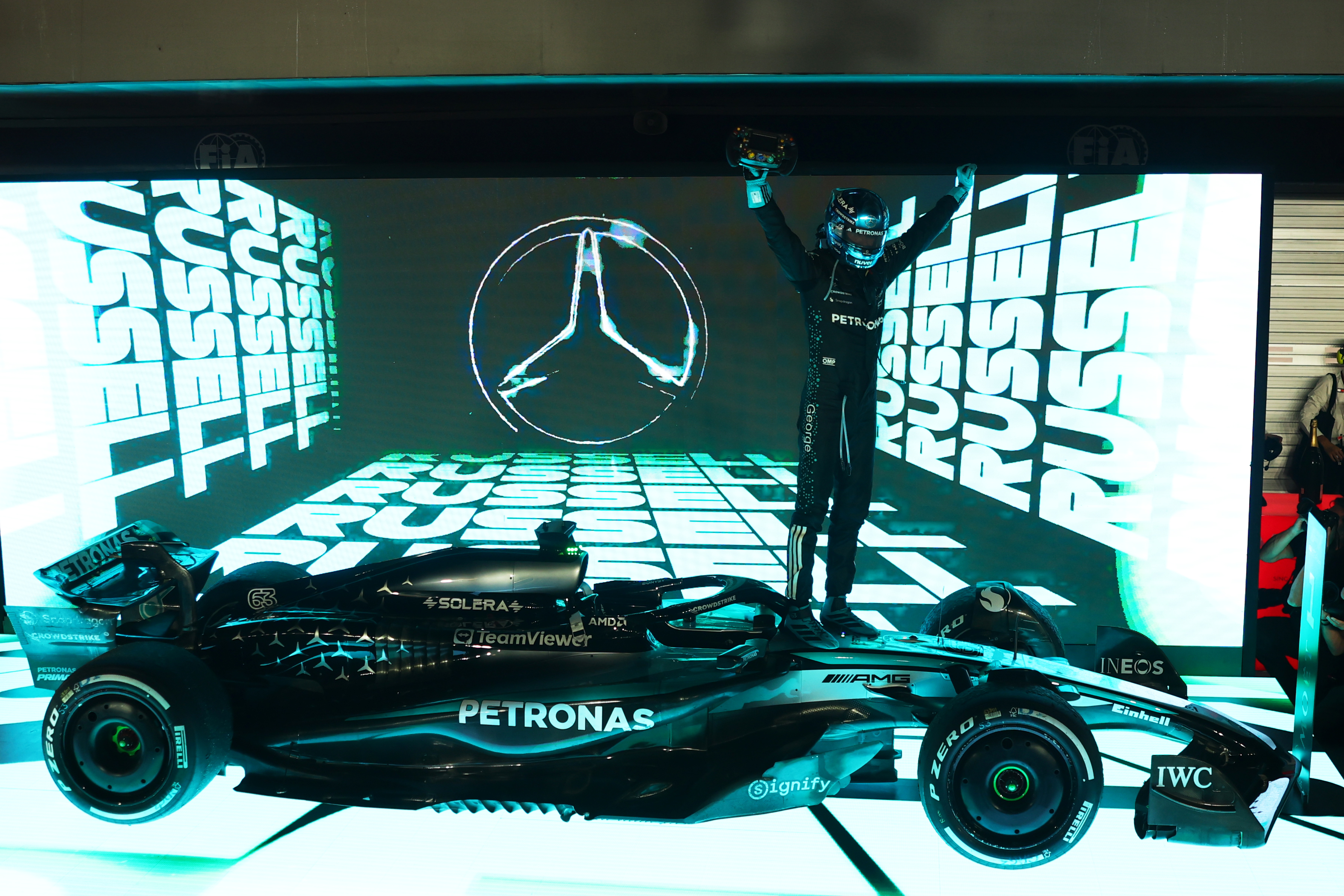 Russell gana GP Singapur: Verstappen recorta puntos McLaren