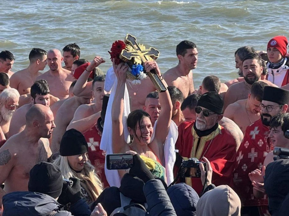 Maša, 21-godišnja studentkinja ekonomije, prva je doplivala do časnog krsta u Zemunu, koje je održano 29. put. Bilo je više od 400 učesnika manifestacije, među kojima i 30 devojaka | Foto: Goran Sivački