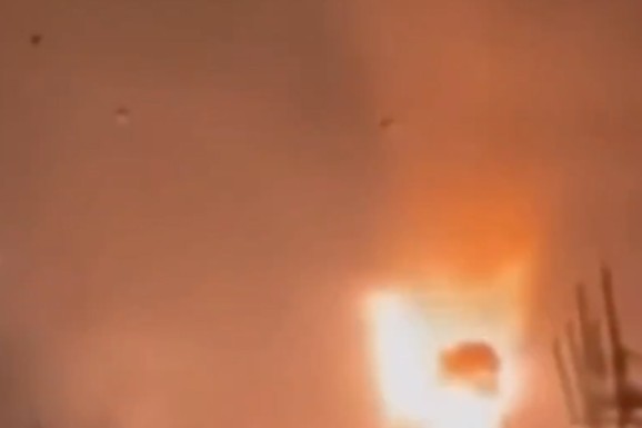 (VIDEO) Ključna luka za izvoz ruske nafte u plamenu! Desetine dronova udaraju na Putinovo blago, a cilj je samo jedan