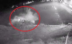 Mazdą uciekał policji. Desperat szarżę zakończył lotem do rzeki, auto utonęło