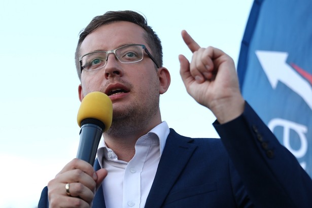 03.08.2021 Krakow , Rynek Glowny . Robert Winnicki podczas potkania w ramach trasy " Wakacje z Konfederacja " . Fot. Jakub Porzycki / Agencja Gazeta