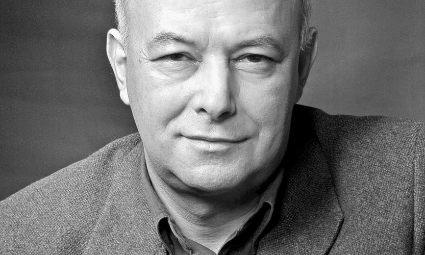 <b>Honorowe miejsce 1 Prof. Michał Kulesza</b><br />wykładowca na Uniwersytecie Warszawskim, radca prawny, doradca społeczny Prezydenta RP ds. samorządu<br /><br />Dla dziennikarzy był jednym z niewielu tuzów prawa z ludzką twarzą. Potrafił mówić o prawie tak, by zrozumiał go nawet kompletny laik. Dla rządzących był jednak uciążliwym partnerem do rozmowy, bo co do zasady stawał w obronie słabszych podmiotów. Zarówno w przypadku kolejnych zadań nakładanych na samorządy, jak i sporów szpitali z NFZ, np. o nadwykonania, alarmował, że rząd nie może spełniać swoich obietnic rękami mniejszych. Domagał się też poważnego traktowania konstytucyjnych zobowiązań: przed dziewięciu laty rozjechał w Trybunale Konstytucyjnym ustawę o powszechnym ubezpieczeniu zdrowotnym wskazując, że żądając od obywateli składek państwo nie gwarantuje im nic konkretnego w zamian. Propagował za to ideę współpłacenia, a więc i współdecydowania pacjentów o leczeniu. W historii zapisze się jednak przede wszystkim jako autor nowego podziału terytorialnego Polski z początku transformacji. Do końca bronił pozycji powiatów. Jako próbę umniejszania ich roli odebrał m.in. zeszłoroczne rozporządzenie Jarosława Gowina o likwidacji 79 najmniejszych sądów. – Może mieć ogromną satysfakcję z tego, że uczestniczył w najważniejszej, najpiękniejszej i chyba najgłębiej przeobrażającej rzeczywistość Polski reformie, jaką była reforma samorządowa – mówił, żegnając prof. Michała Kuleszę w styczniu na warszawskich Powązkach, prezydent Bronisław Komorowski.