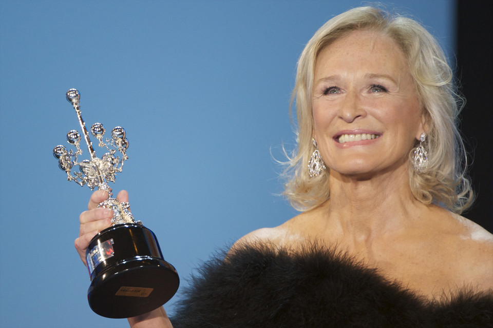 64-letnia Glenn Close wciąż oszałamia urodą